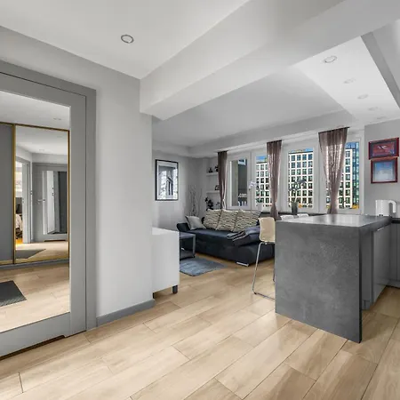 Gold Point 89 - With Free Parking Apartment Warsaw