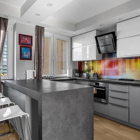 Gold Point 89 - With Free Parking Apartment Warsaw